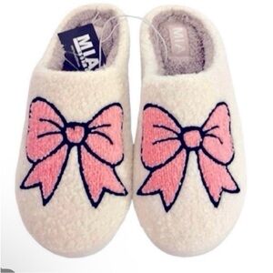 NWT- MIA- 🎀 Coquette Pink Bow Plush Cozy Slipper. Size: 8